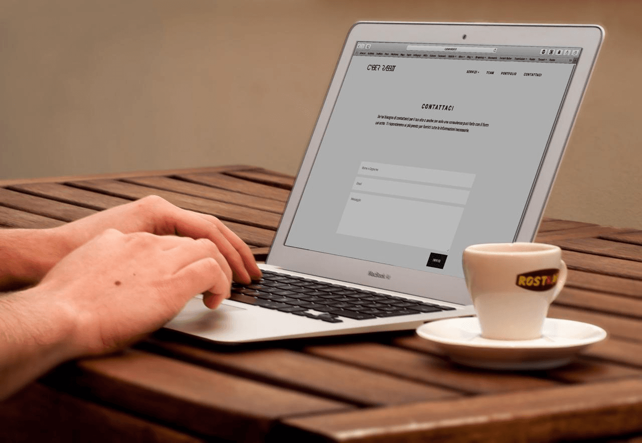 Handwerker schaut sich seine Website am Computer an